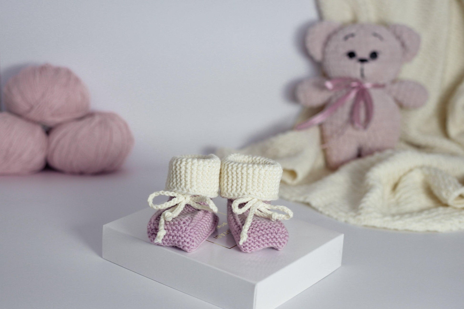 Rankų darbo dovanų rinkinys kūdikiams- meškutis + batukai (Rožinis) - Pasaulio Siūlai