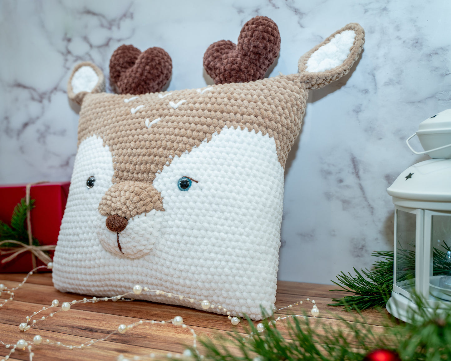 Kalėdinė rankų darbo pagalvėlė ir pliušinis briedžiukas 35cm