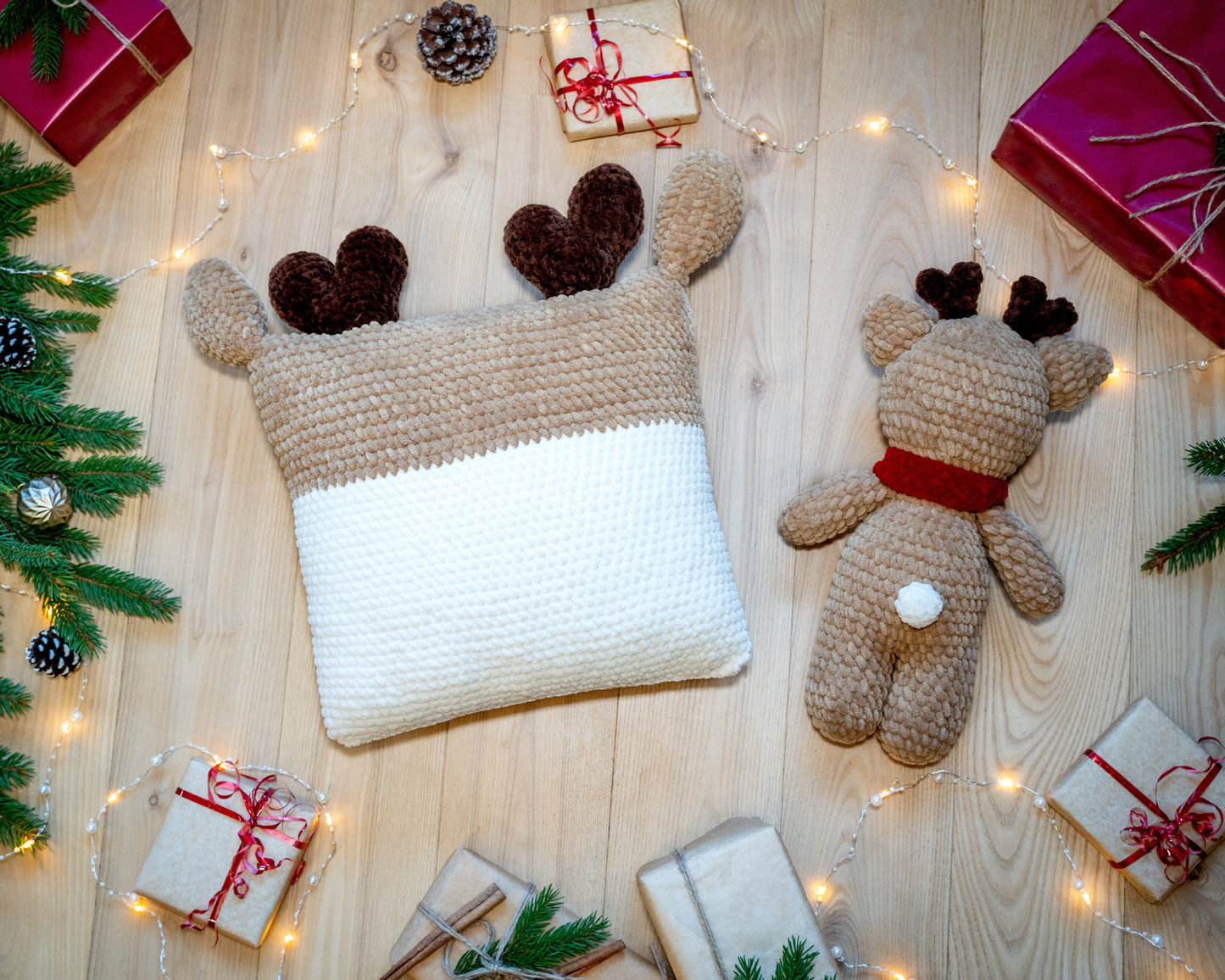 Kalėdinė rankų darbo pagalvėlė ir pliušinis briedžiukas 35cm